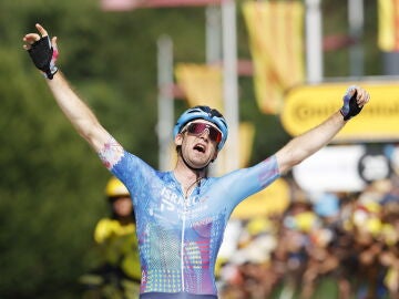 Hugo Houle celebra su triunfo en la 16ª etapa del Tour de Francia con final en Foix