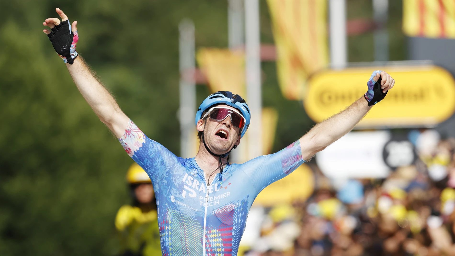 Hugo Houle celebra su triunfo en la 16ª etapa del Tour de Francia con final en Foix