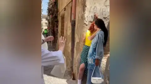 Monja separa a dos mujeres besándose Monja separa a dos mujeres besándose