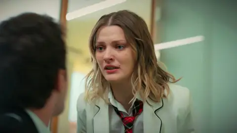 Ömer y Harika Ömer intenta vengarse de Harika por lo que le ha hecho a Asiye, pero Kadir lo impide en el último momento