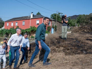 Pedro Sánchez en su visita a las zonas afectadas por los incendios en Galicia
