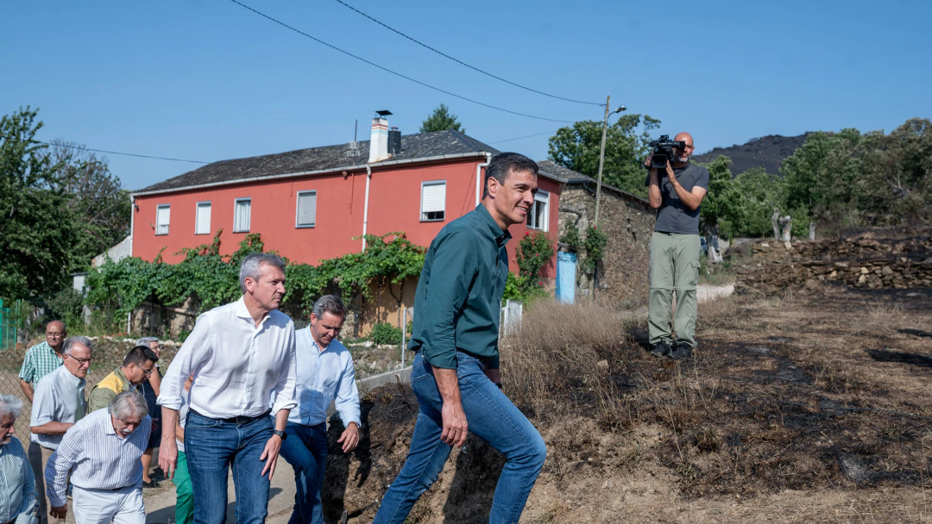 Pedro Sánchez en su visita a las zonas afectadas por los incendios en Galicia