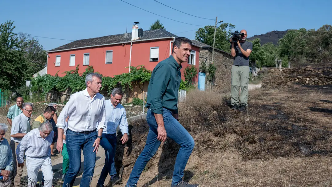 Pedro S&aacute;nchez en su visita a las zonas afectadas por los incendios en Galicia