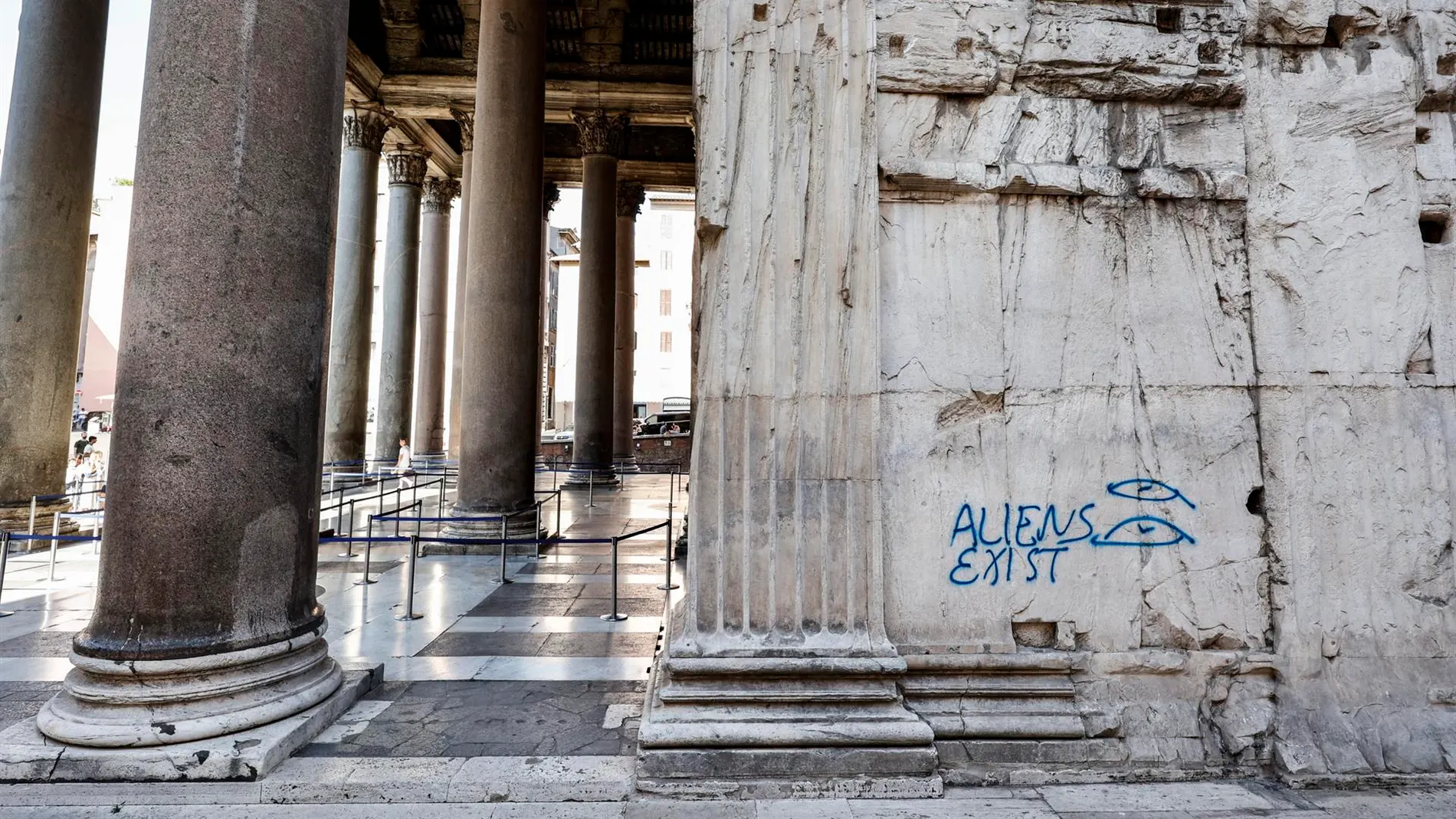 La pintada en los muros del Panteón de Roma