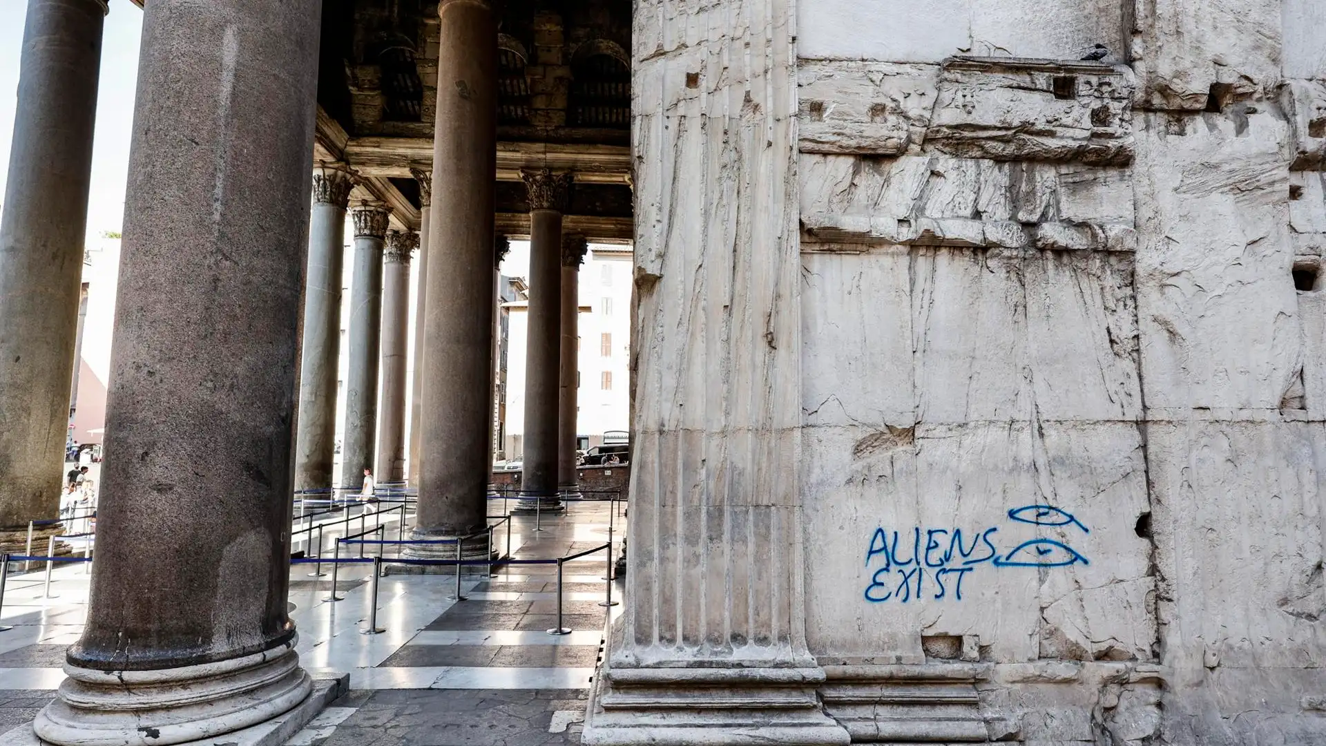 La pintada en los muros del Pante&oacute;n de Roma