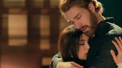 El esperado reencuentro entre Müjgan y Fikret: “Todo lo malo se me olvida cuando te miro” El esperado reencuentro entre Müjgan y Fikret: “Todo lo malo se me olvida cuando te miro”