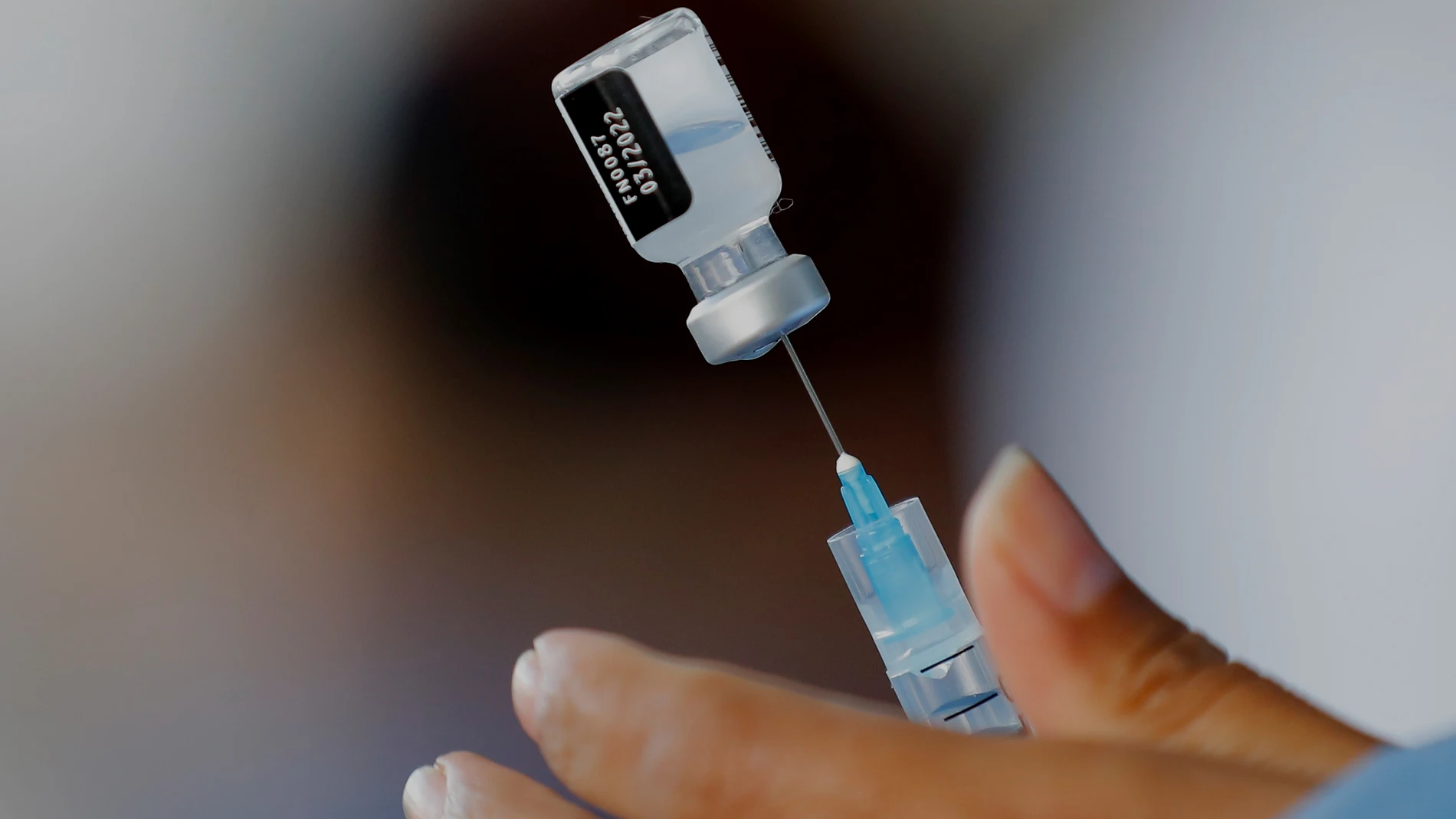 Una trabajadora de salud pública prepara una dosis de la vacuna contra la covid-19