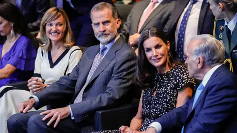 Los reyes Felipe y Letizia durante la entrega de las becas de la Fundación ”la Caixa” Los reyes Felipe y Letizia durante la entrega de las becas de la Fundación ”la Caixa”