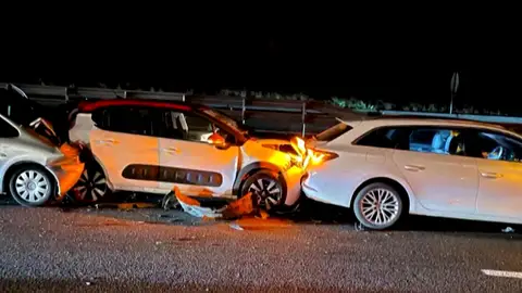 Colisión múltiple por el fuego en la A2 en Zaragoza Colisión múltiple por el fuego en la A2 en Zaragoza