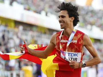 Mohamed Katir saluda al público tras lograr el bronce en la final del 1.500 Mohamed Katir saluda al público tras lograr el bronce en la final del 1.500