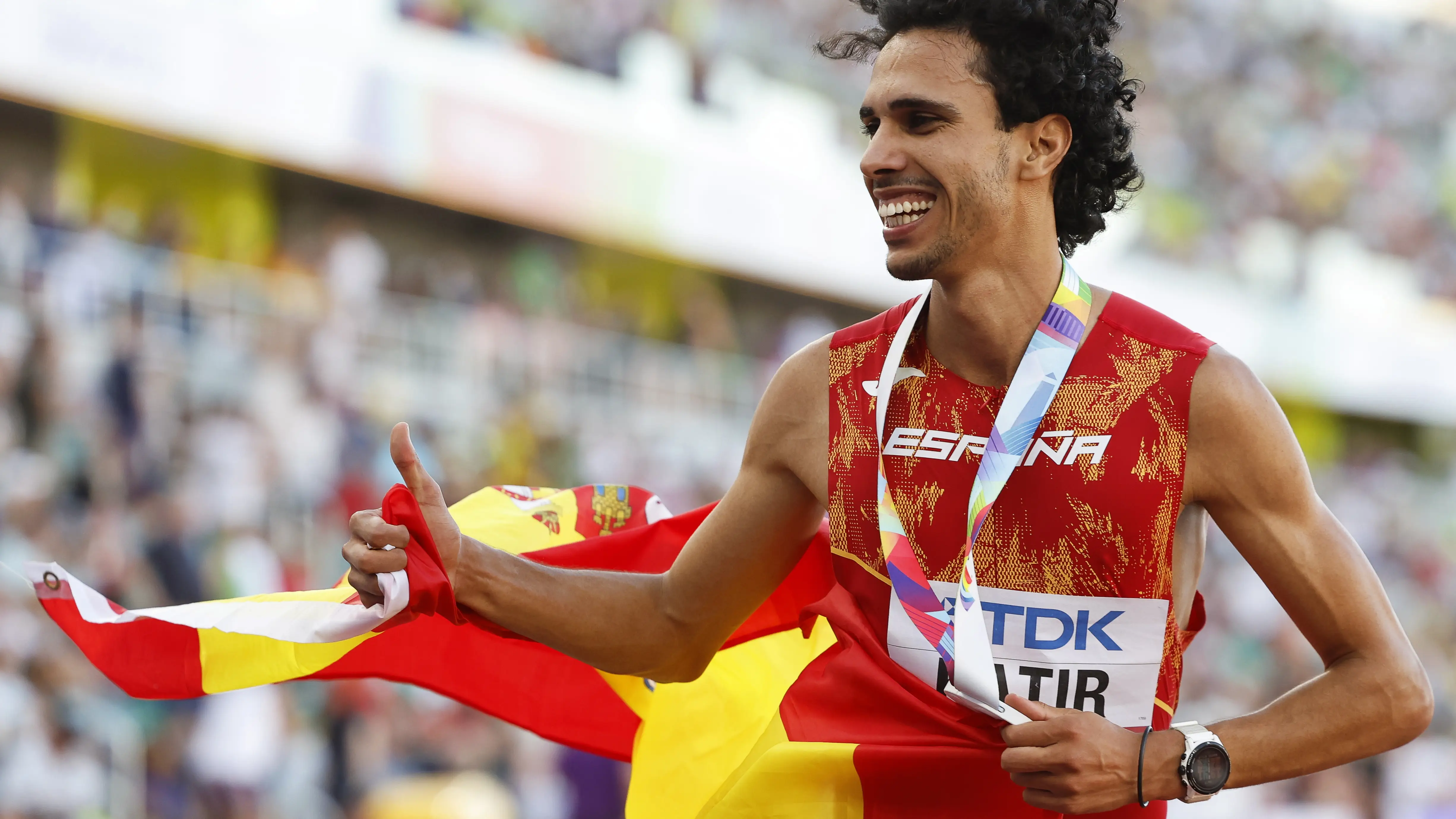 Mohamed Katir saluda al p&uacute;blico tras lograr el bronce en la final del 1.500
