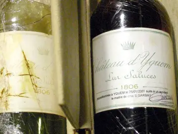 Dos de las 45 botellas de vino de la bodega Atrio de Cáceres Dos de las 45 botellas de vino de la bodega Atrio de Cáceres