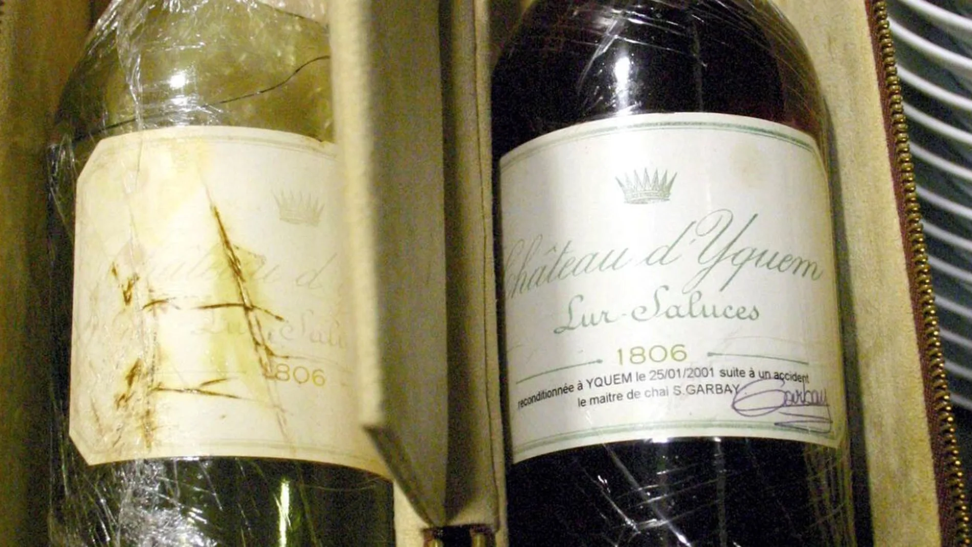 Dos de las 45 botellas de vino de la bodega Atrio de Cáceres