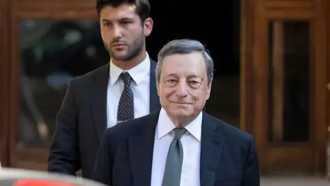 Draghi decide si sigue o no al frente del Gobierno italiano Draghi decide si sigue o no al frente del Gobierno italiano