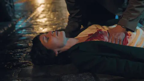 ¡Tragedia! Roxane recibe un disparo en el cumpleaños de Karadec ¡Tragedia! Roxane recibe un disparo en el cumpleaños de Karadec