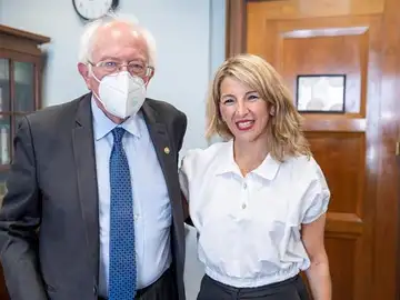La vicepresidenta segunda del Gobierno, Yolanda Díaz, este miércoles, con el senador Bernie Sanders La vicepresidenta segunda del Gobierno, Yolanda Díaz, este miércoles, con el senador Bernie Sanders