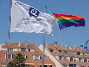 La bandera LGTBIQ+ en el puerto de Pontevedra