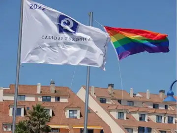 La bandera LGTBIQ+ en el puerto de Pontevedra La bandera LGTBIQ+ en el puerto de Pontevedra
