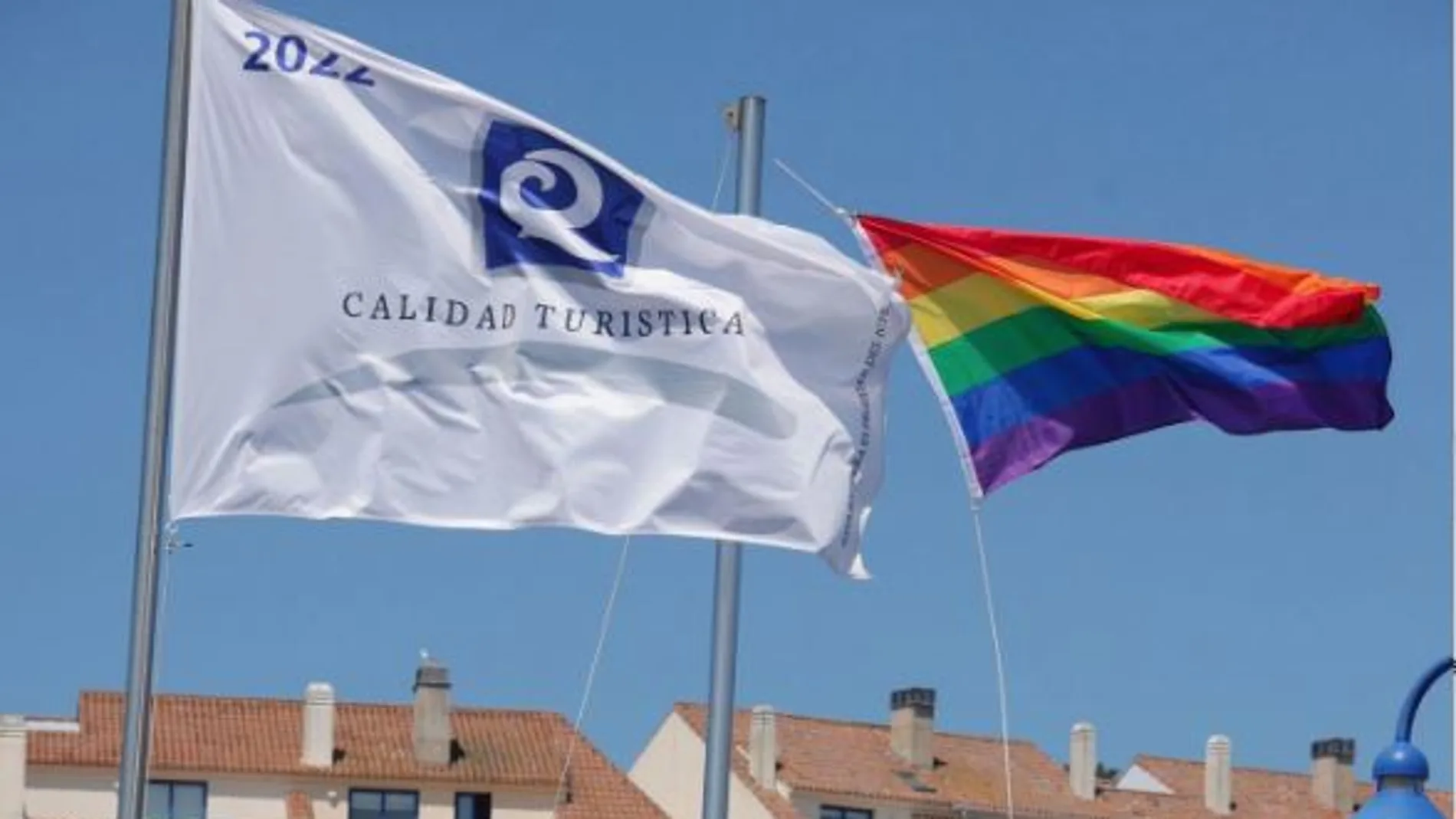 La bandera LGTBIQ+ en el puerto de Pontevedra
