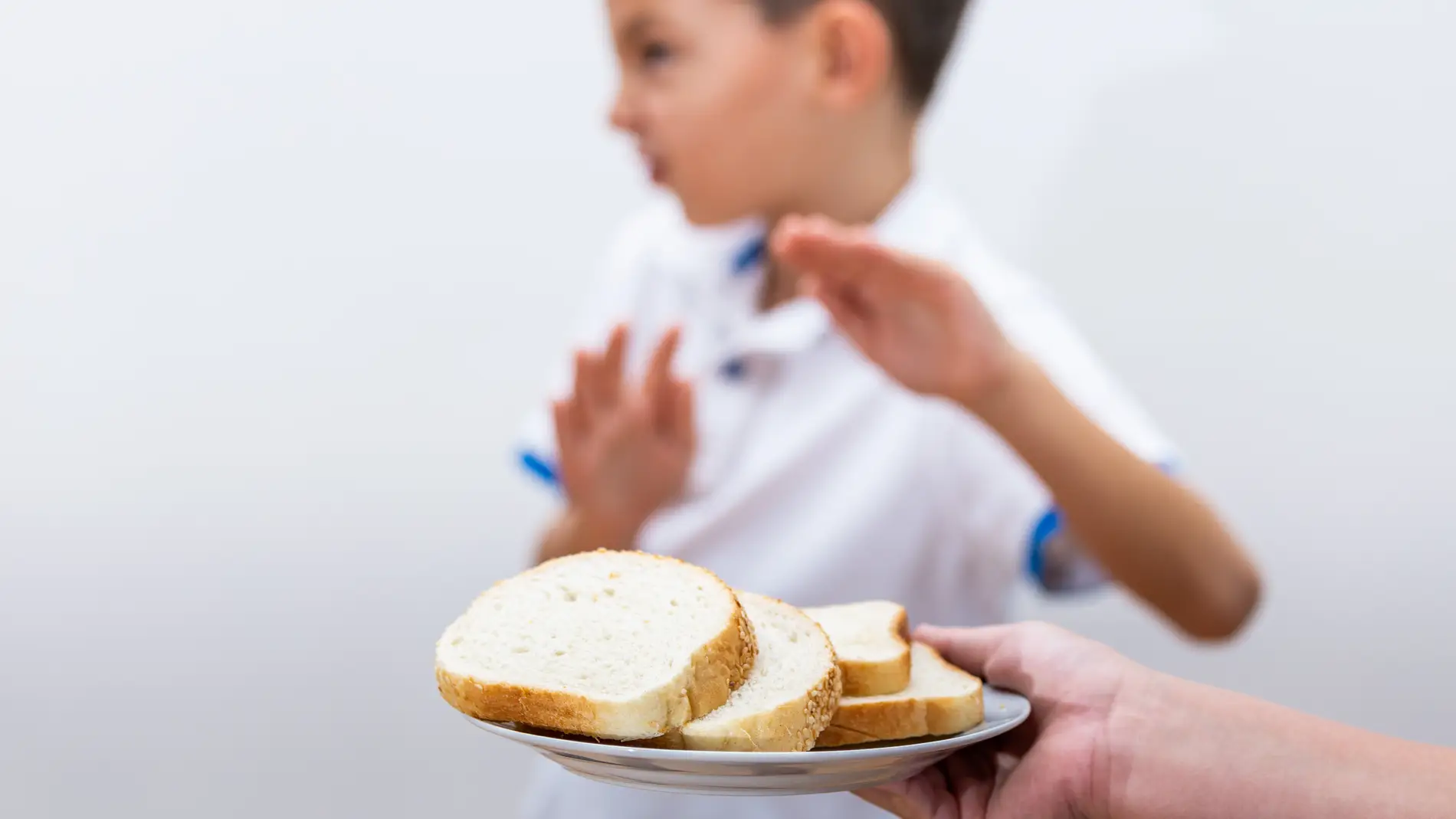 Un niño rechaza el pan blanco de trigo.