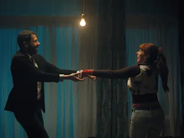 Karadec invita a bailar a Morgane al ritmo de un rock and roll Karadec invita a bailar a Morgane al ritmo de un rock and roll