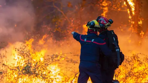 Bomberos intentando sofocar el incendio de Burdeo Bomberos intentando sofocar el incendio de Burdeo