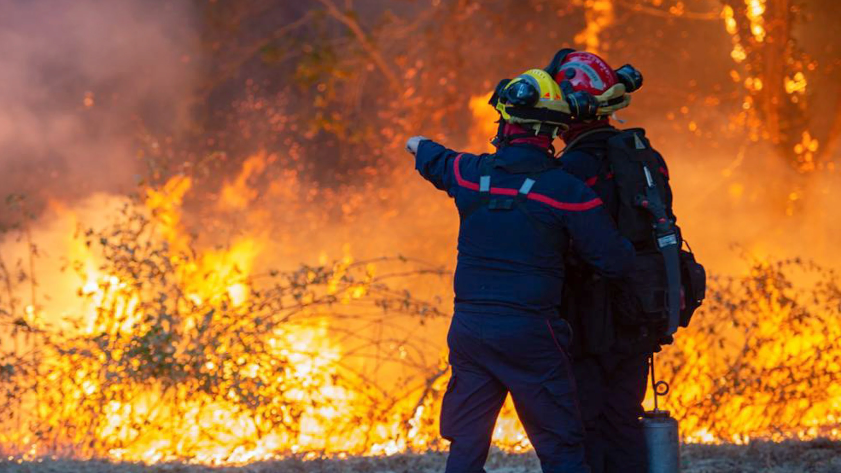 Bomberos intentando sofocar el incendio de Burdeo Bomberos intentando sofocar el incendio de Burdeo