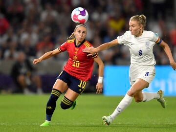 Athenea del Castillo pugna con Leah Williamson durante el Inglaterra-España de cuartos de final de la Eurocopa femenina