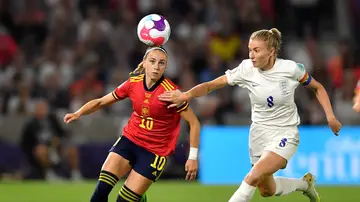 Athenea del Castillo pugna con Leah Williamson durante el Inglaterra-España de cuartos de final de la Eurocopa femenina