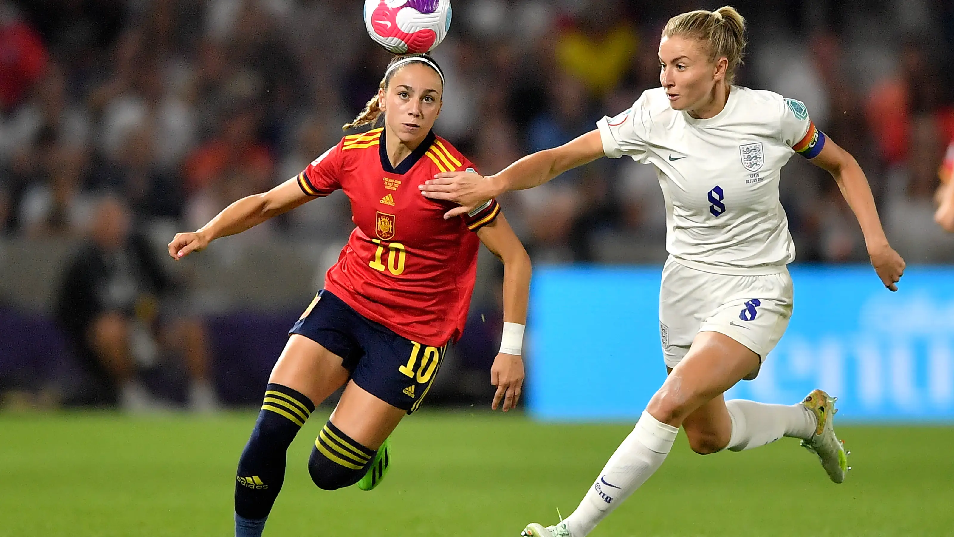 Athenea del Castillo pugna con Leah Williamson durante el Inglaterra-España de cuartos de final de la Eurocopa femenina Athenea del Castillo pugna con Leah Williamson durante el Inglaterra-España de cuartos de final de la Eurocopa femenina