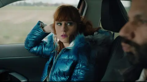 03_Lóbulos El descubrimiento de la implicación del círculo cercano de Elen Lecob en su estrangulamiento llevó a la brigada de Lille a centrar su investigación en cada uno de los familiares. El interrogatorio a los sobrinos de Lecob llevó a descubrir que el matrimonio tenía un “hija”, Siriel. Por ello, Morgane y Karadec quisieron reunir a Siriel con su “padre” para intentar recabar más información sobre el entorno de la víctima e intentar dar con el asesino. En ese encuentro Alvaro observa los lóbulos de Siriel y del marido de la víctima y ¡UALA! se da cuenta que no coinciden con los del matrimonio. Karadec al principio no encuentra sentido a ese fundamento, pero una magnífica explicación de Morgane sobre el funcionamiento de la genética demostró al comandante que su revelación se situaba en lo cierto. ¿Quiénes serán sus padres? ¿Estarán dentro del núcleo familiar? 03_Lóbulos El descubrimiento de la implicación del círculo cercano de Elen Lecob en su estrangulamiento llevó a la brigada de Lille a centrar su investigación en cada uno de los familiares. El interrogatorio a los sobrinos de Lecob llevó a descubrir que el matrimonio tenía un “hija”, Siriel. Por ello, Morgane y Karadec quisieron reunir a Siriel con su “padre” para intentar recabar más información sobre el entorno de la víctima e intentar dar con el asesino. En ese encuentro Alvaro observa los lóbulos de Siriel y del marido de la víctima y ¡UALA! se da cuenta que no coinciden con los del matrimonio. Karadec al principio no encuentra sentido a ese fundamento, pero una magnífica explicación de Morgane sobre el funcionamiento de la genética demostró al comandante que su revelación se situaba en lo cierto. ¿Quiénes serán sus padres? ¿Estarán dentro del núcleo familiar?