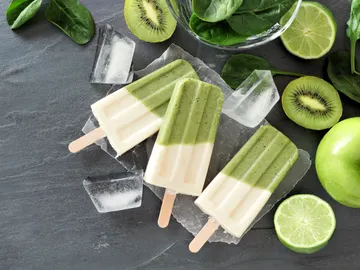 Polos de kiwi y yogur. Polos de kiwi y yogur.