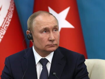 El presidente ruso, Vladimir Putin, asiste a una declaración conjunta con los presidentes iraní y turco tras sus conversaciones durante una cumbre trilateral sobre Siria en Teherán