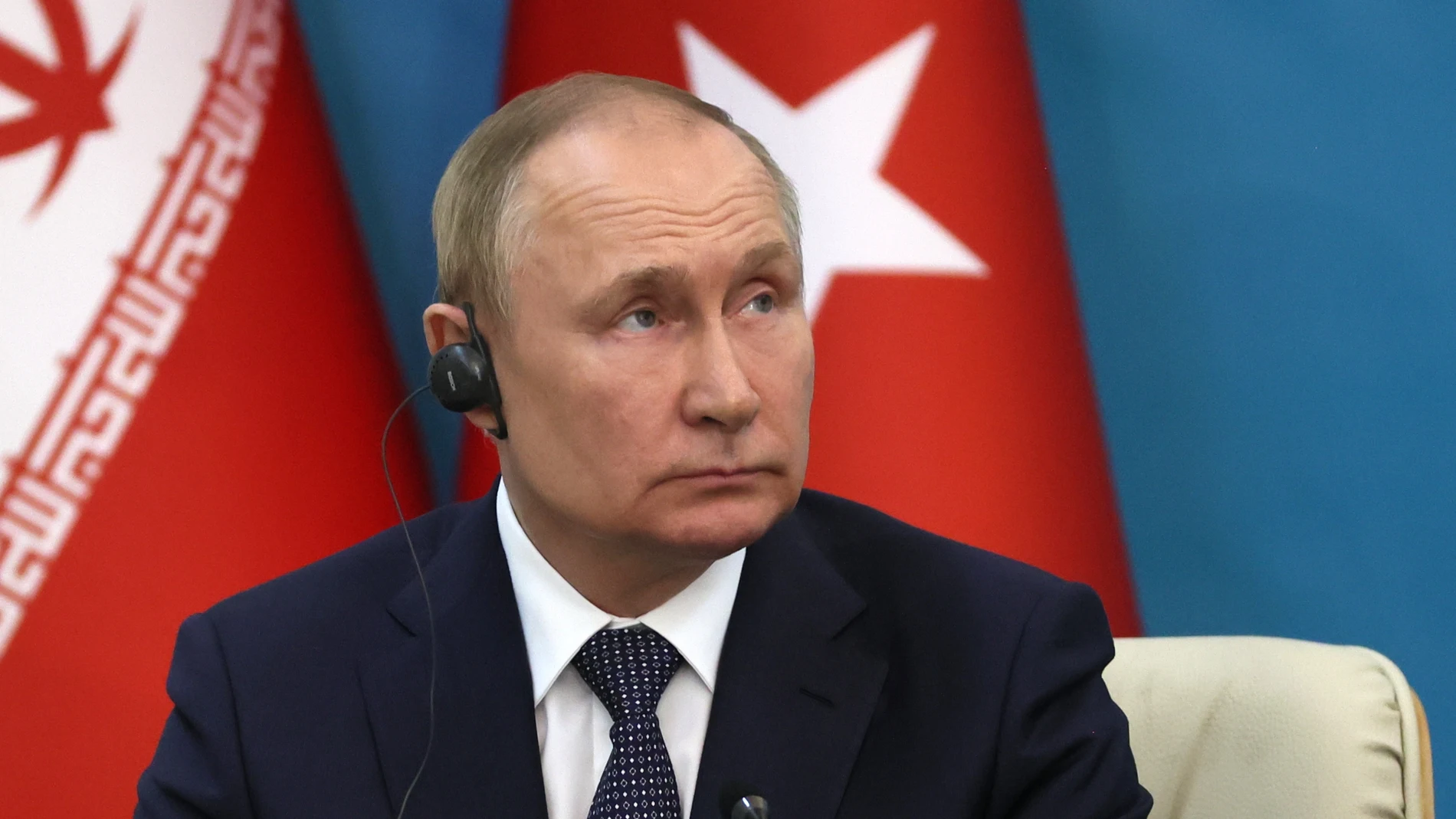 El presidente ruso, Vladimir Putin, asiste a una declaración conjunta con los presidentes iraní y turco tras sus conversaciones durante una cumbre trilateral sobre Siria en Teherán
