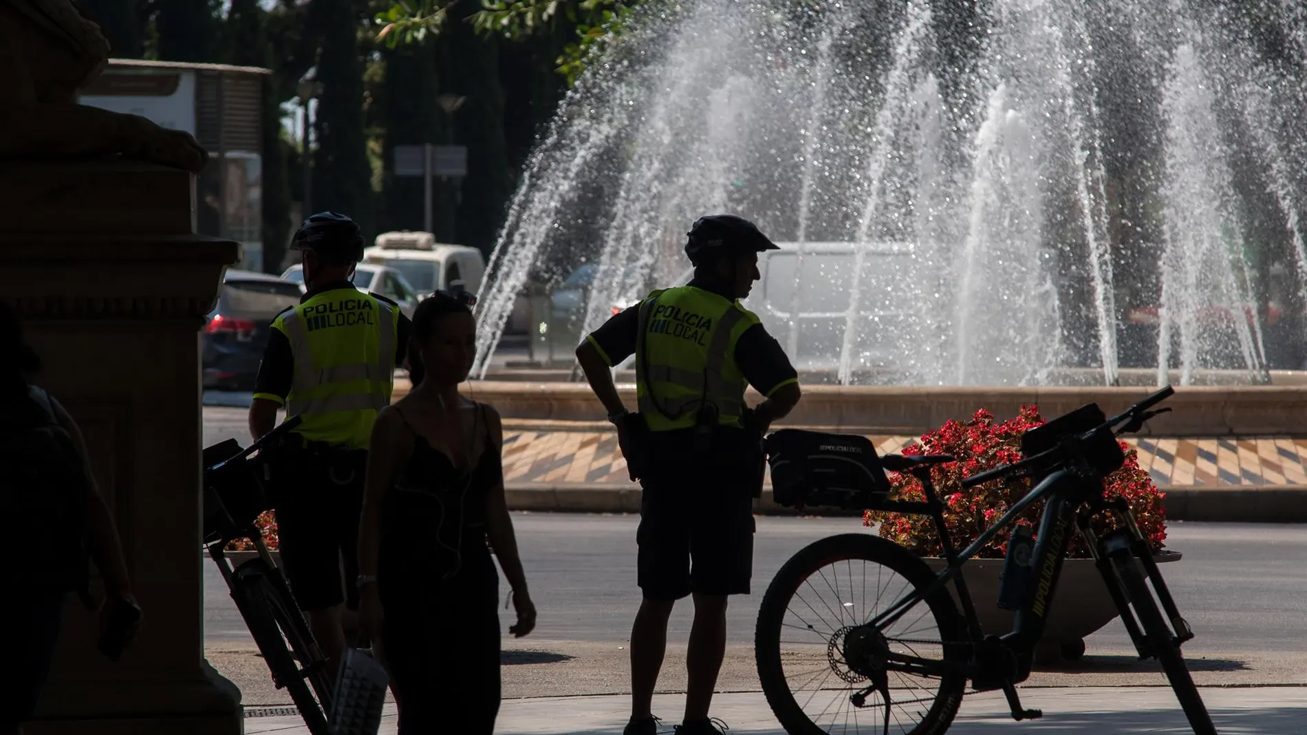 Dos policías trabajan durante la ola de calor