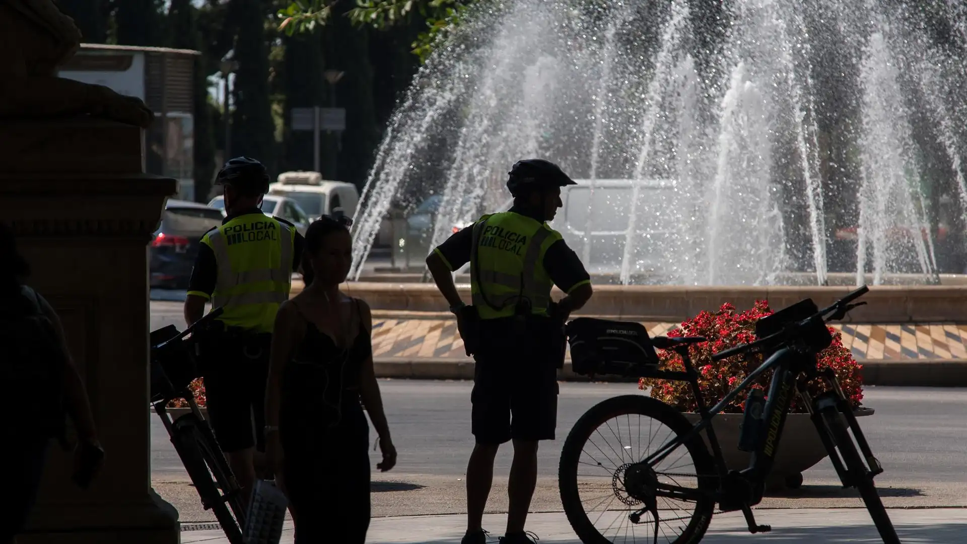 Dos policías trabajan durante la ola de calor Dos policías trabajan durante la ola de calor