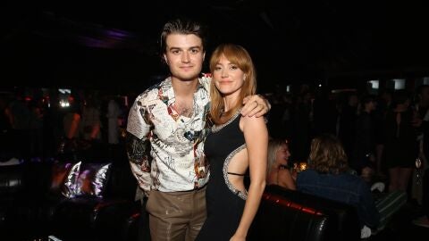 Joe Kerry y Maika Monroe