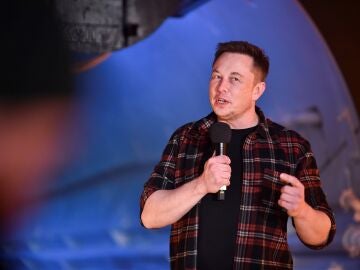 El padre de Elon Musk pretende donar su esperma a mujeres de la élite