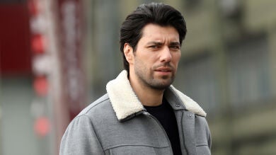 Descubrimos a Serhat Parıl, el actor que interpreta a Onur en ‘Infiel’ y que viene dispuesto a revolucionarlo todo