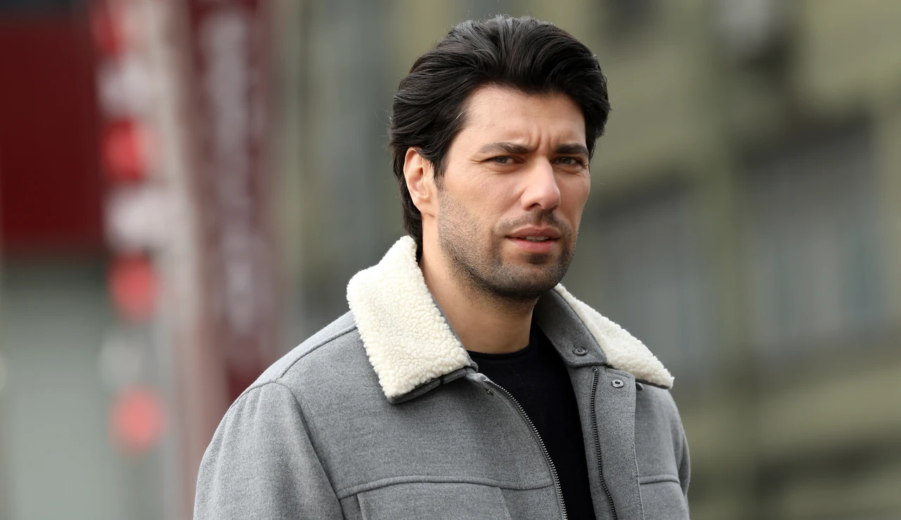 Descubrimos a Serhat Parıl, el actor que interpreta a Onur en ‘Infiel’ y que viene dispuesto a revolucionarlo todo
