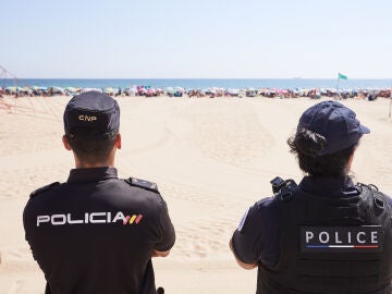 Dos policías en la playa