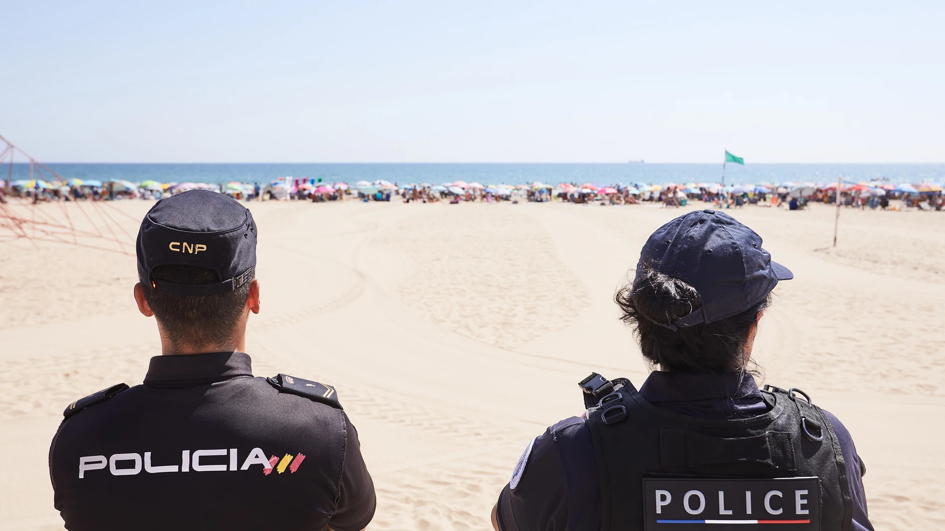 Dos policías en la playa