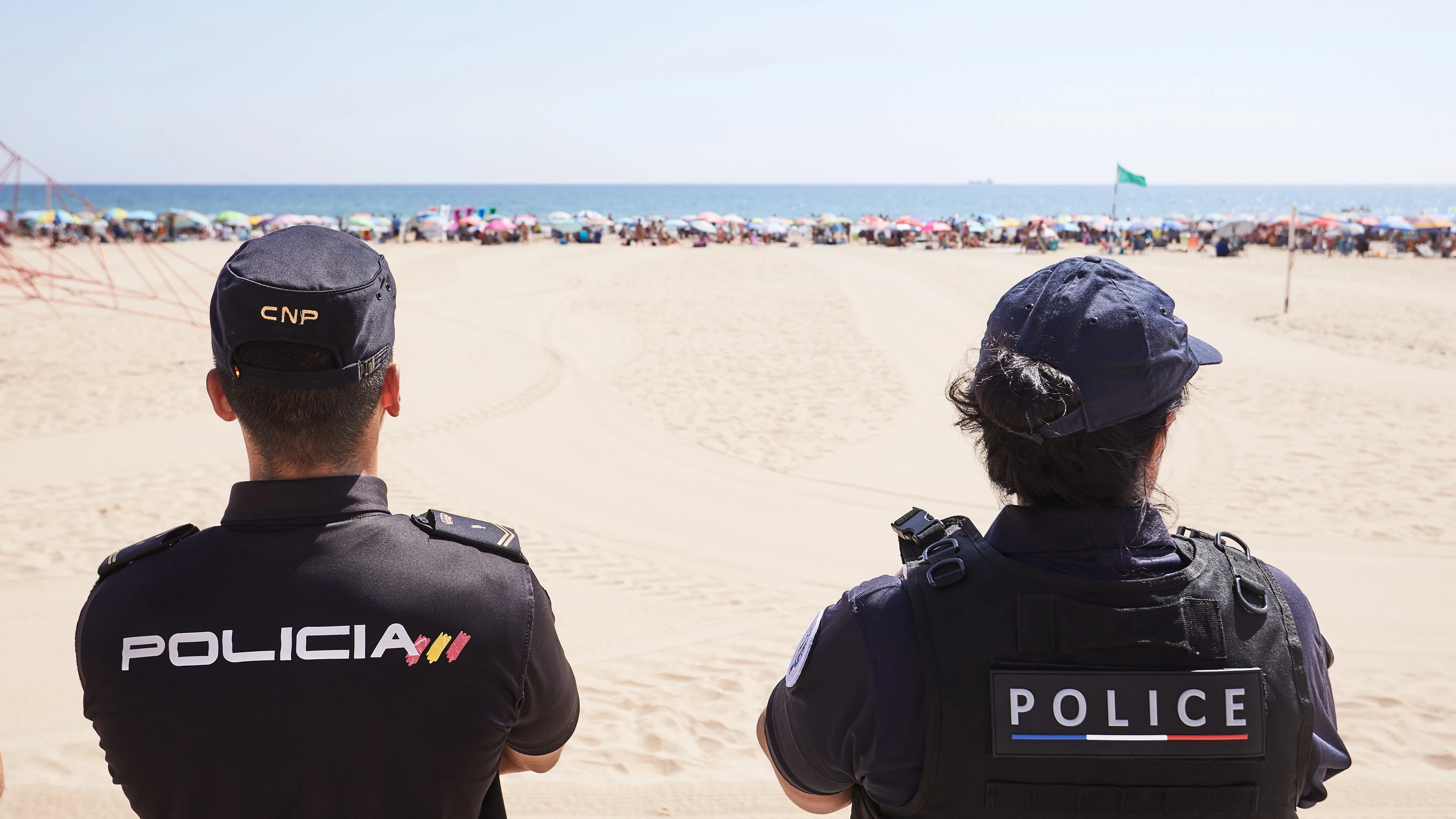 Dos policías en la playa Dos policías en la playa