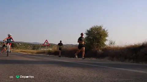 Recorren corriendo los 1.085 kilómetros entre Luque y Santiago en un reto solidario contra la leucemia infantil Recorren corriendo los 1.085 kilómetros entre Luque y Santiago en un reto solidario contra la leucemia infantil