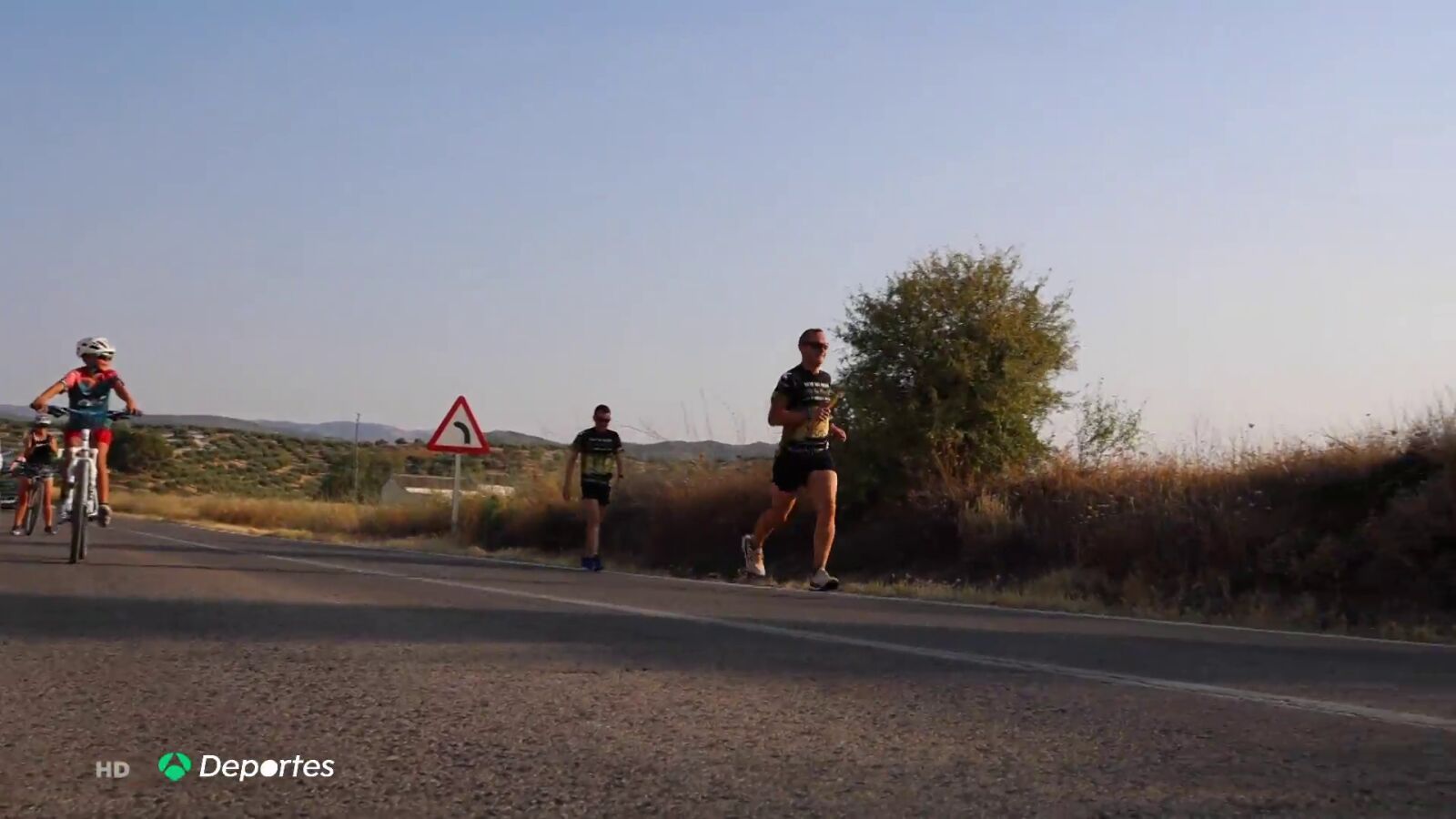 Recorren corriendo los 1.085 kilómetros entre Luque y Santiago en un reto solidario contra la leucemia infantil