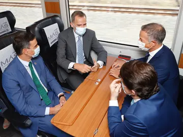 Felipe VI y Pedro Sánchez en la inauguración del AVE Felipe VI y Pedro Sánchez en la inauguración del AVE