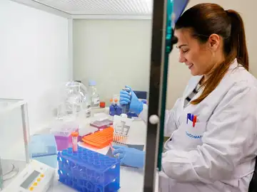 Una técnico realiza un análisis de un fármaco contra el cáncer en un laboratorio Una técnico realiza un análisis de un fármaco contra el cáncer en un laboratorio