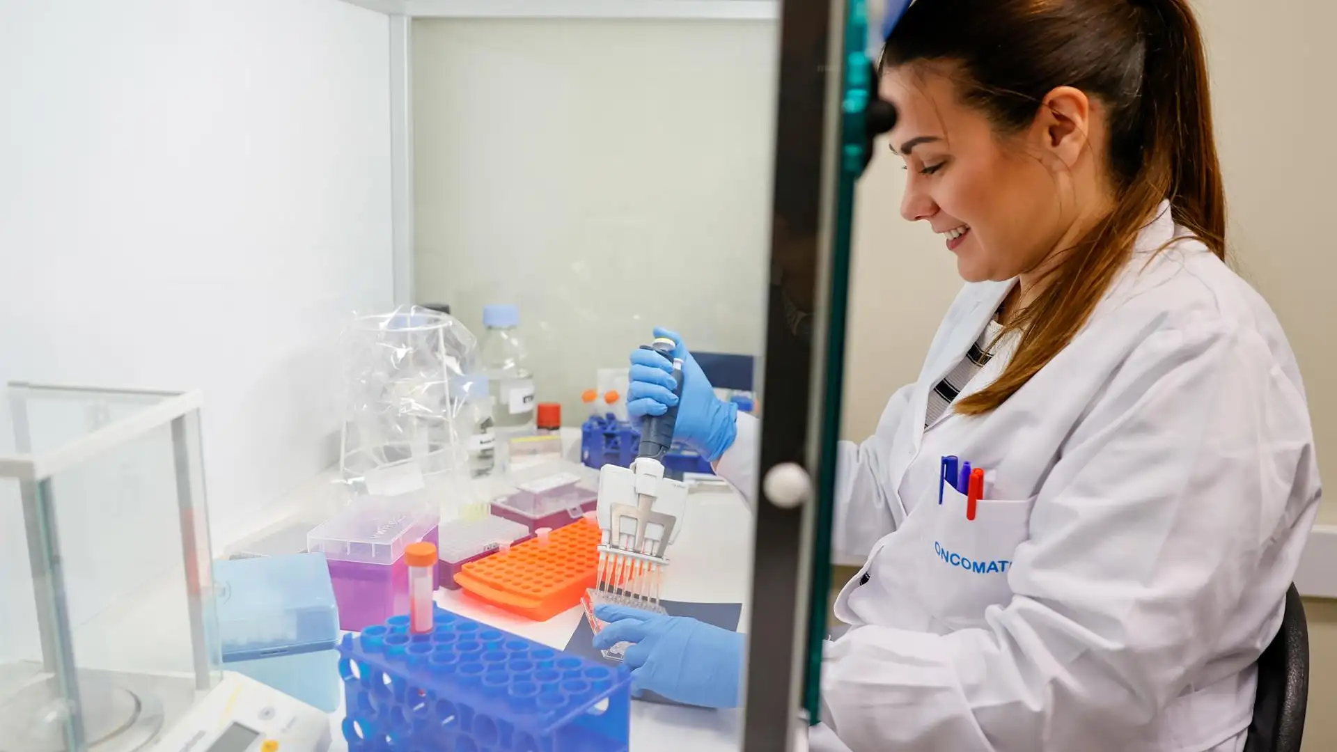 Una técnico realiza un análisis de un fármaco contra el cáncer en un laboratorio Una técnico realiza un análisis de un fármaco contra el cáncer en un laboratorio
