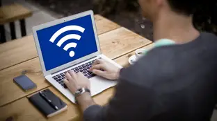 Imagen de un ordenador buscando wifi Imagen de un ordenador buscando wifi