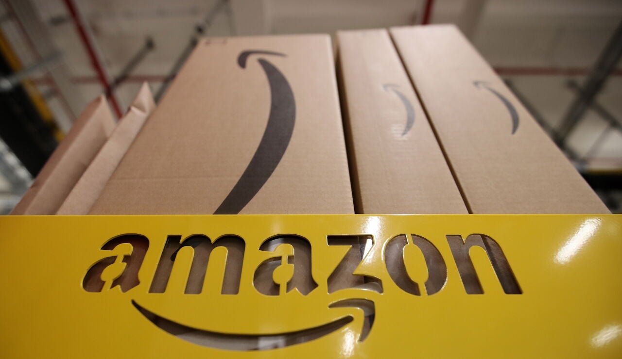 Logotipo de Amazon junto a varios paquetes